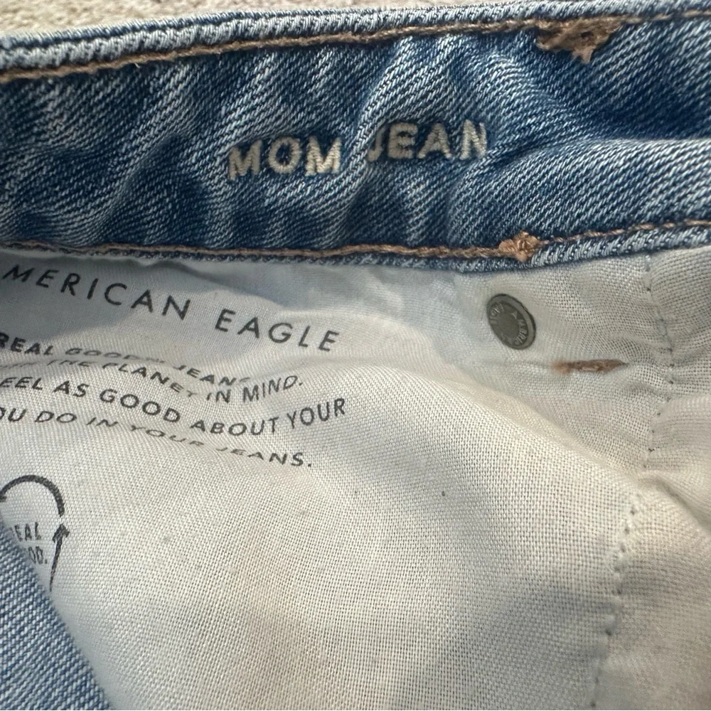American Eagle Light Blue Wash Distressed Ripped Mom Jeans Sz 14 - Picture 8 of 9